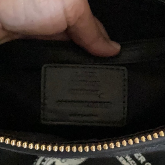 NEW-Clever Carriage Artisan Handcrafted Black Crossbody with Leather Rose Strap - Picture 7 of 8